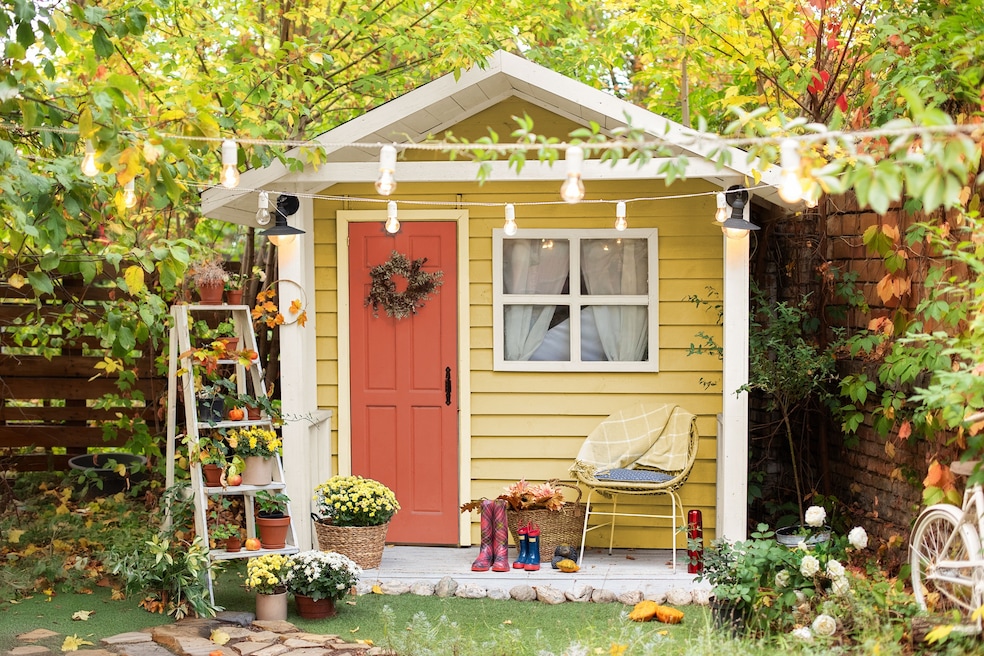 Two colors in the Dunn-Edwards color forecast were Sonoma Chardonnay, a bright yellow, and Cedar Grove, a toasted coral. (Dunn-Edwards)