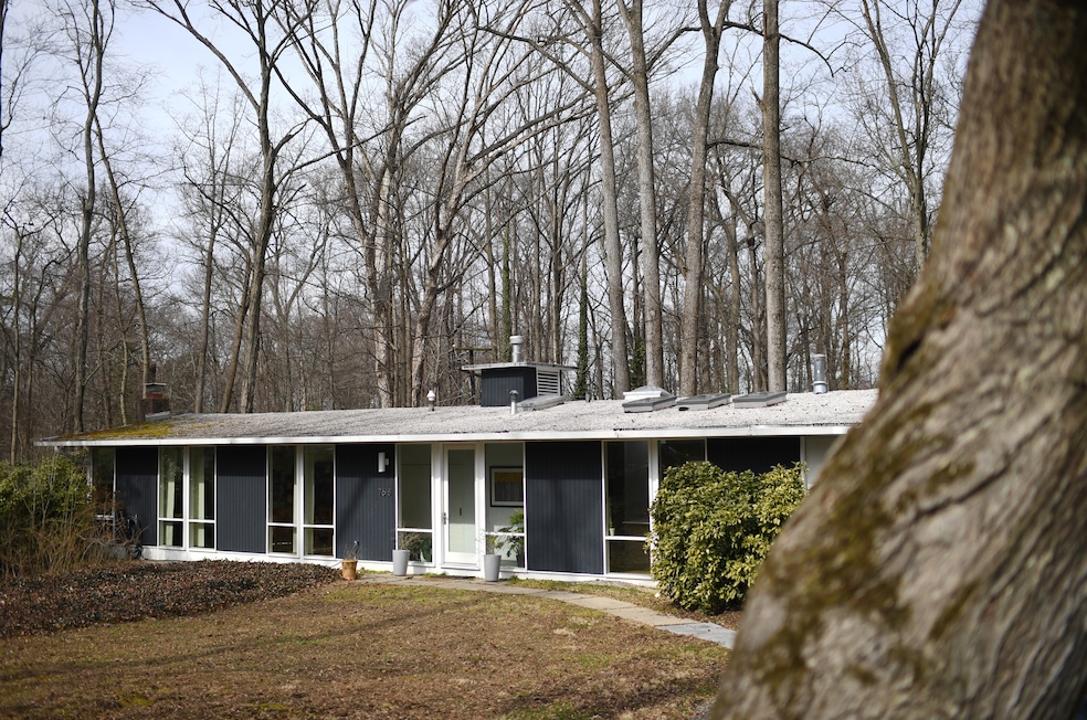 A midcentury modern home in the Hollin Hills neighborhood of Alexandria, Virginia. (Leslie Trejo/CoStar)