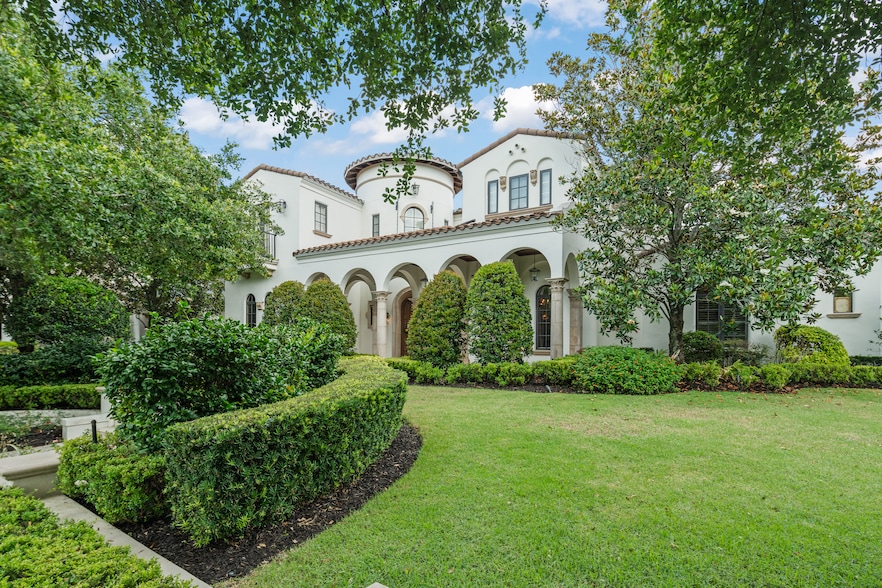 The mansion at 4400 New Broad St. in Orlando is on the market for $3.79 million. (Ian Roth Studios)