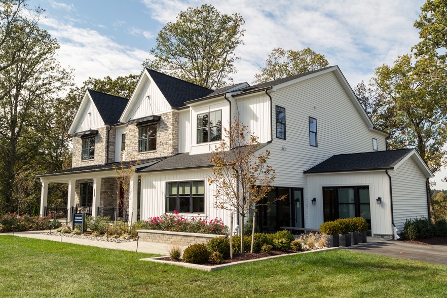 Some versions of the modern farmhouse favor a bright white exterior sharply punctuated by black-framed windows. (Getty Images)