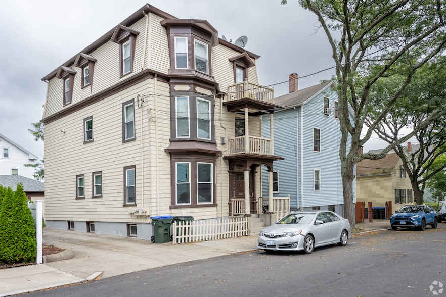A variant on the "triple-decker" concept in the Fox Point neighborhood of Providence, Rhode Island's capital. (Anselm Molina/Homes.com)