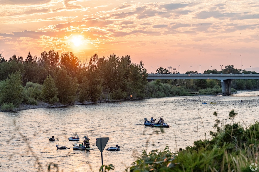 People canoe along the Clark Fork River in Missoula, Montana. (Marcus Yzaguirre/CoStar)