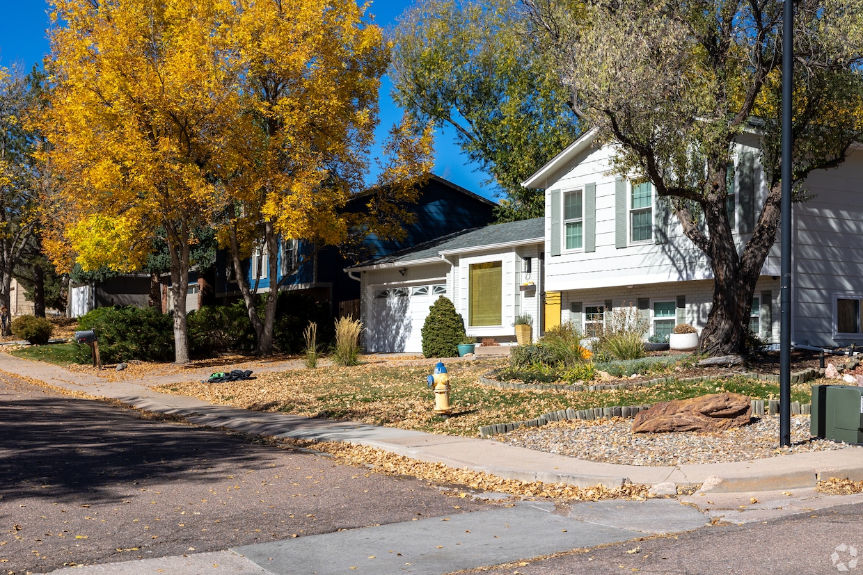 Homeowners are relying on proceeds from selling to finance their new home purchases, NAR report shows. Above: Homes in Colorado Springs, Colorado. (David Sanden/CoStar)
