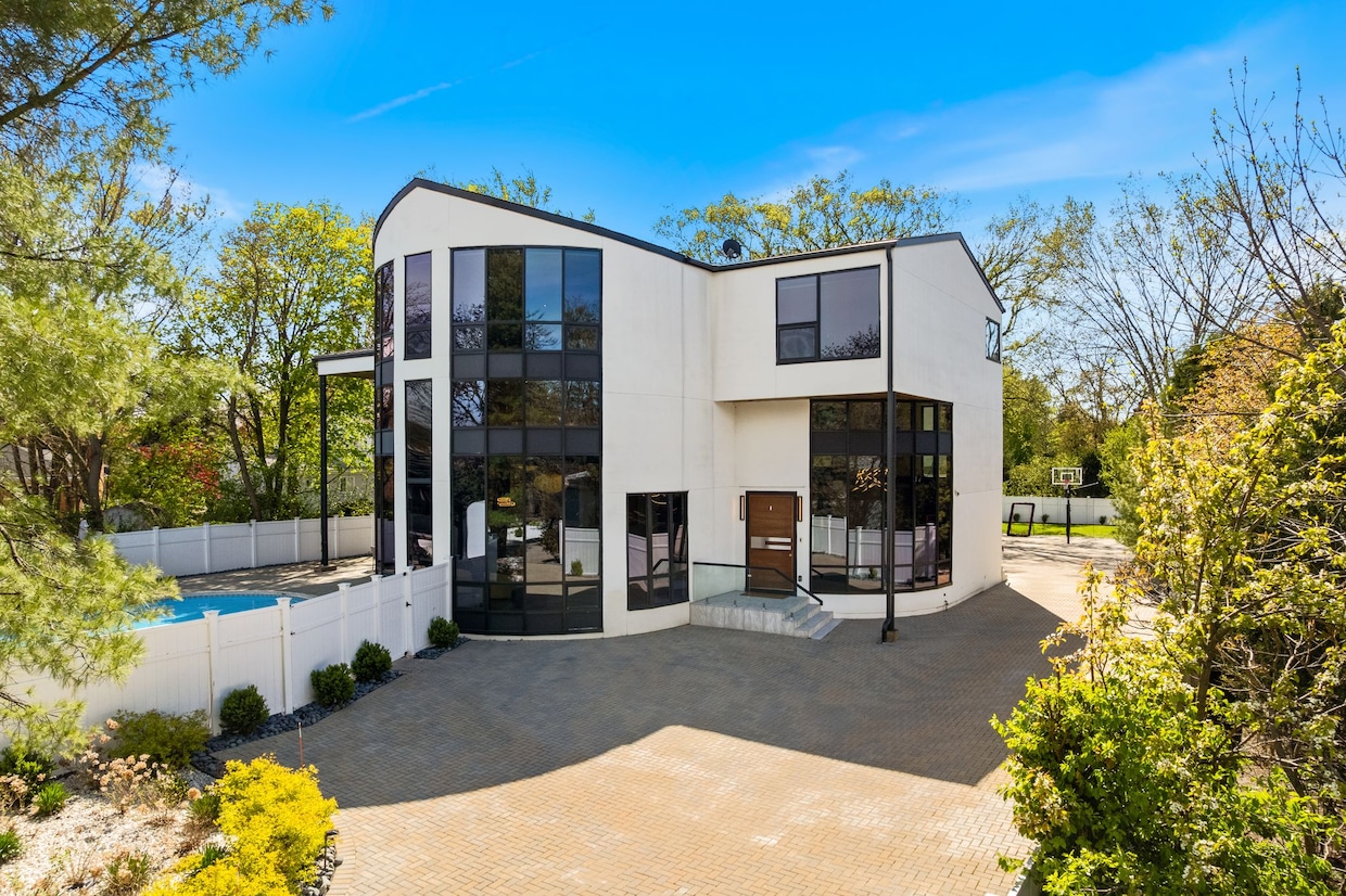 The home at 2110 Pfingsten Road in Northbrook, Illinois, was once a 1980s time capsule. Its neighboring home still is. (Guidance Realty)