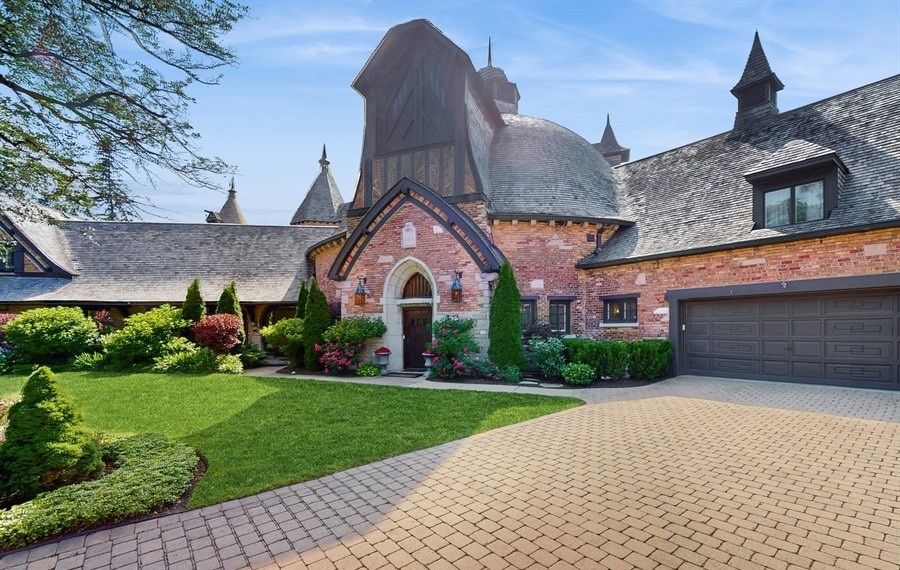 The Lake Forest, Illinois, home was built in 1923 by a wealthy businessman as his hobby farm. (VHT Studios)