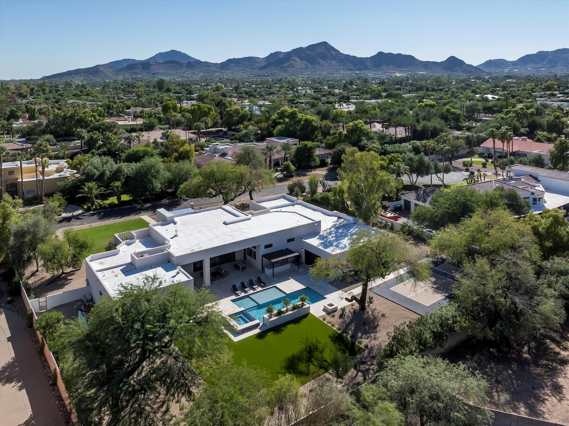 This 7,660-square-foot home in Paradise Valley, Arizona  previously belonged to NBA player Deandre Ayton. It now is under contract with a potential buyer. (ProVisuals Media)