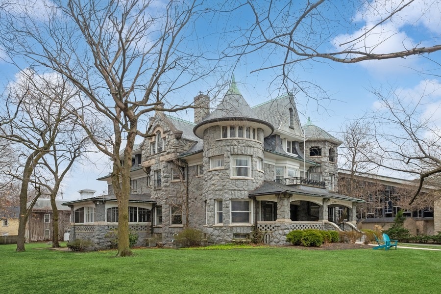 A granite Victorian mansion for sale in Evanston, Illinois, has 11 bedrooms and eight bathrooms. (VHT Studios)