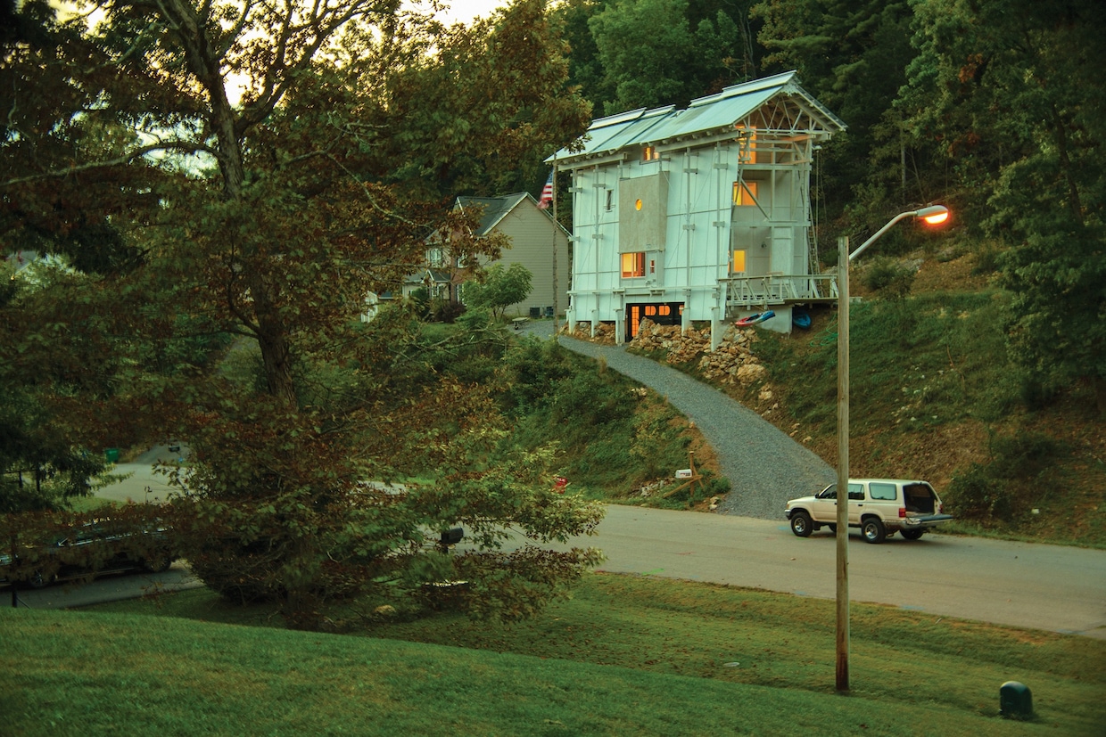 The Virginia home seemingly teeters on its hill, with its front entry a cantilevered gangplank. (Ben Pennell)