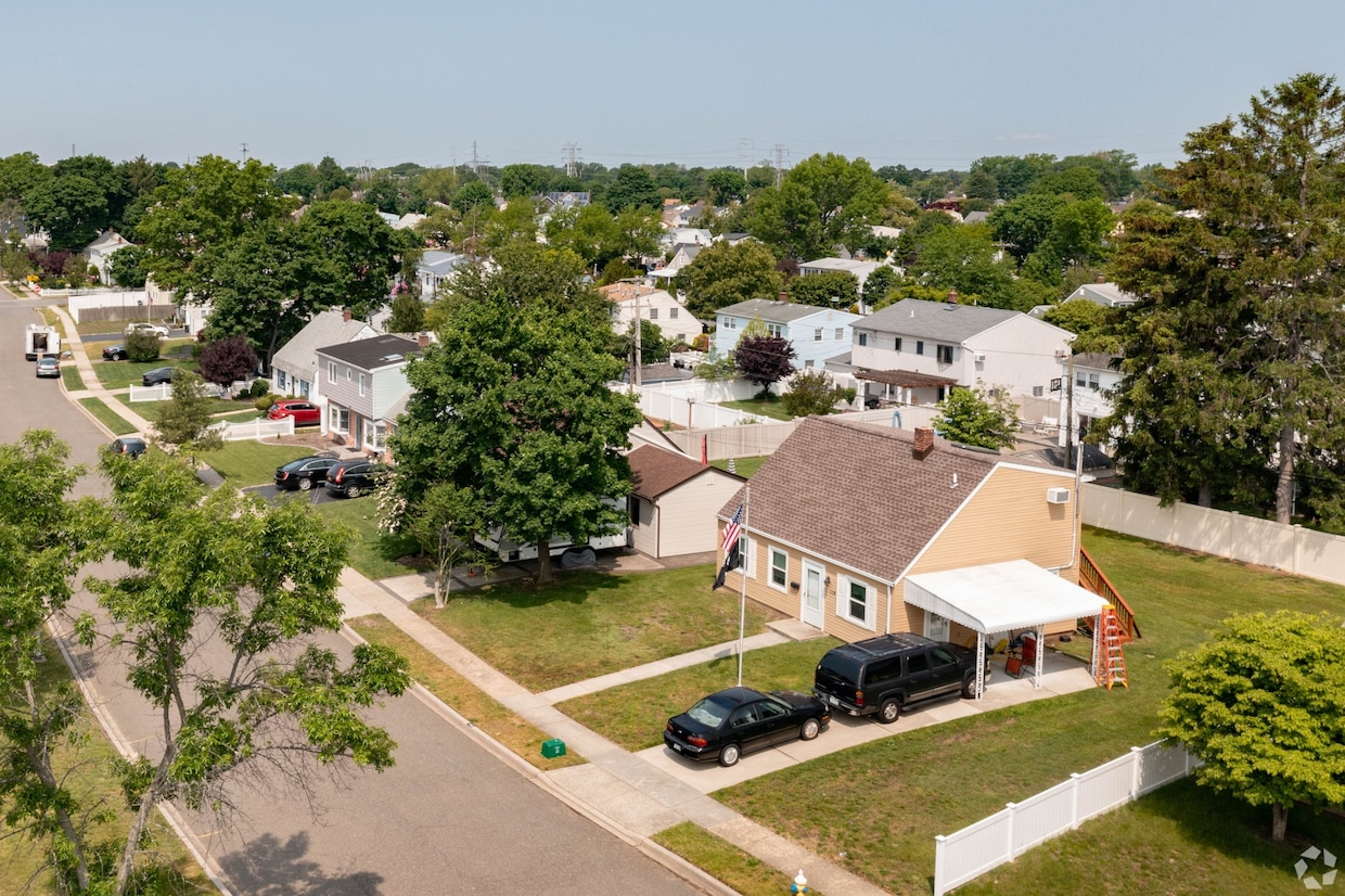 An aerial view of Levittown, New York. Refinancings rose 5%, the fastest rate in five weeks, the Mortgage Bankers Association reported. (Jeff Siegel/CoStar)