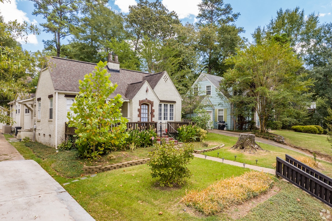 A residential street in Jackson, Mississippi. The South saw a 9.8% jump in pending sales last month. (Aaron Bloodworth/Homes.com)