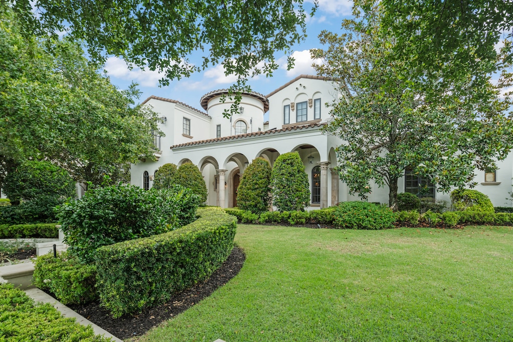 The mansion at 4400 New Broad St. in Orlando is on the market for $3.79 million. (Ian Roth Studios)