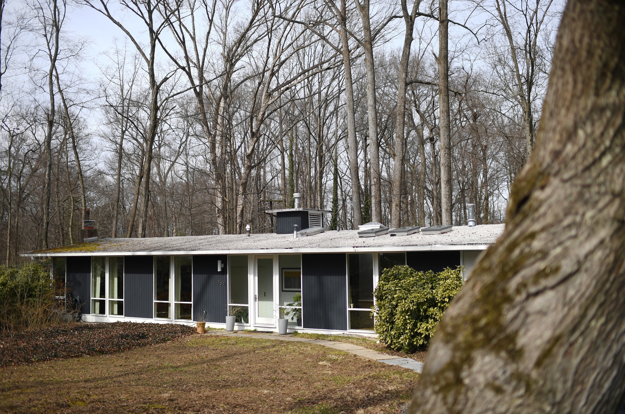 What is a midcentury modern house?
