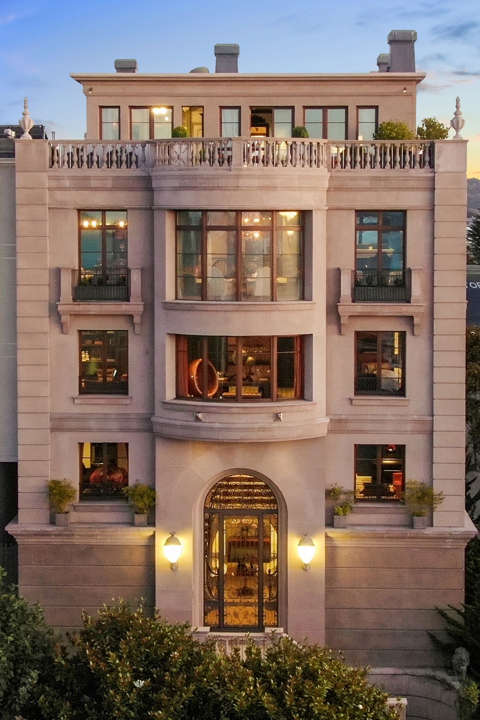 A house on San Francisco's "Billionaire's Row" sold last week, marking the second-largest residential sale in the city this year. (Lunghi Studio/Sotheby’s International Realty)