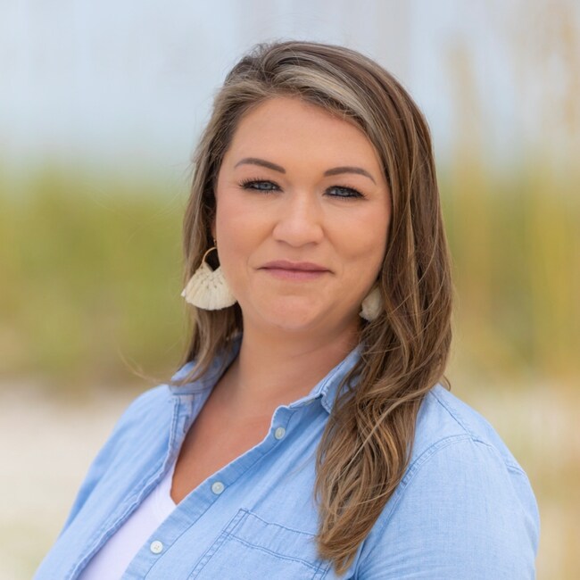 Lyndee Peterson Real Estate Agent - RE/MAX on the Coast