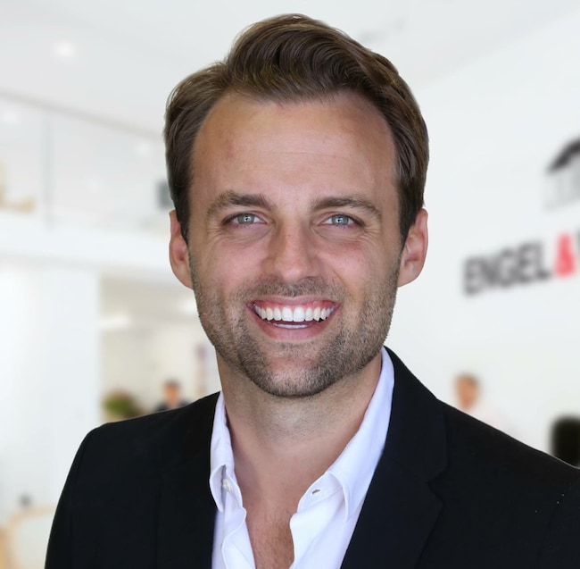 Agent Photo