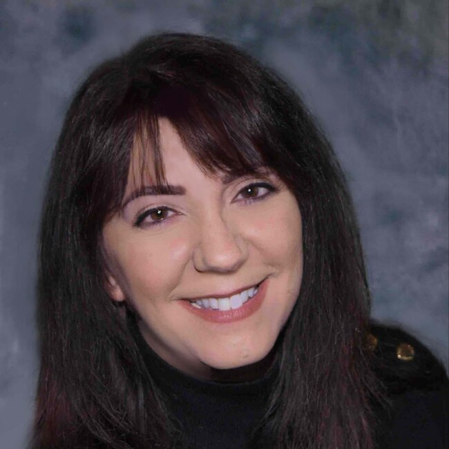 LORI GLAESSGEN Real Estate Agent - Berkshire Hathaway HomeServices Metro Realty